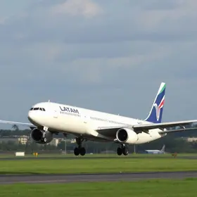 avião da Latam aborta decolagem