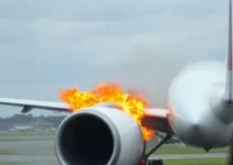 motor de avião em chamas