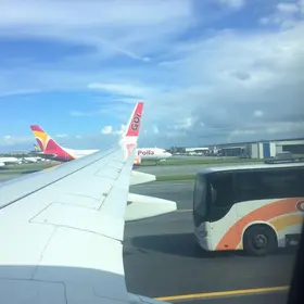 ônibus colide com aeronave da Gol