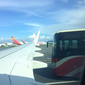 ônibus atinge asa de avião da Gol