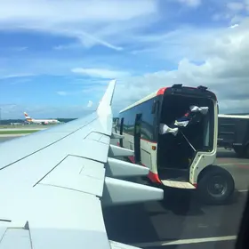 ônibus bate na asa de avião